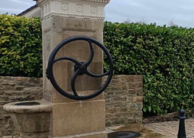 Restauration de la fontaine du bas et du puits, Clans 70.