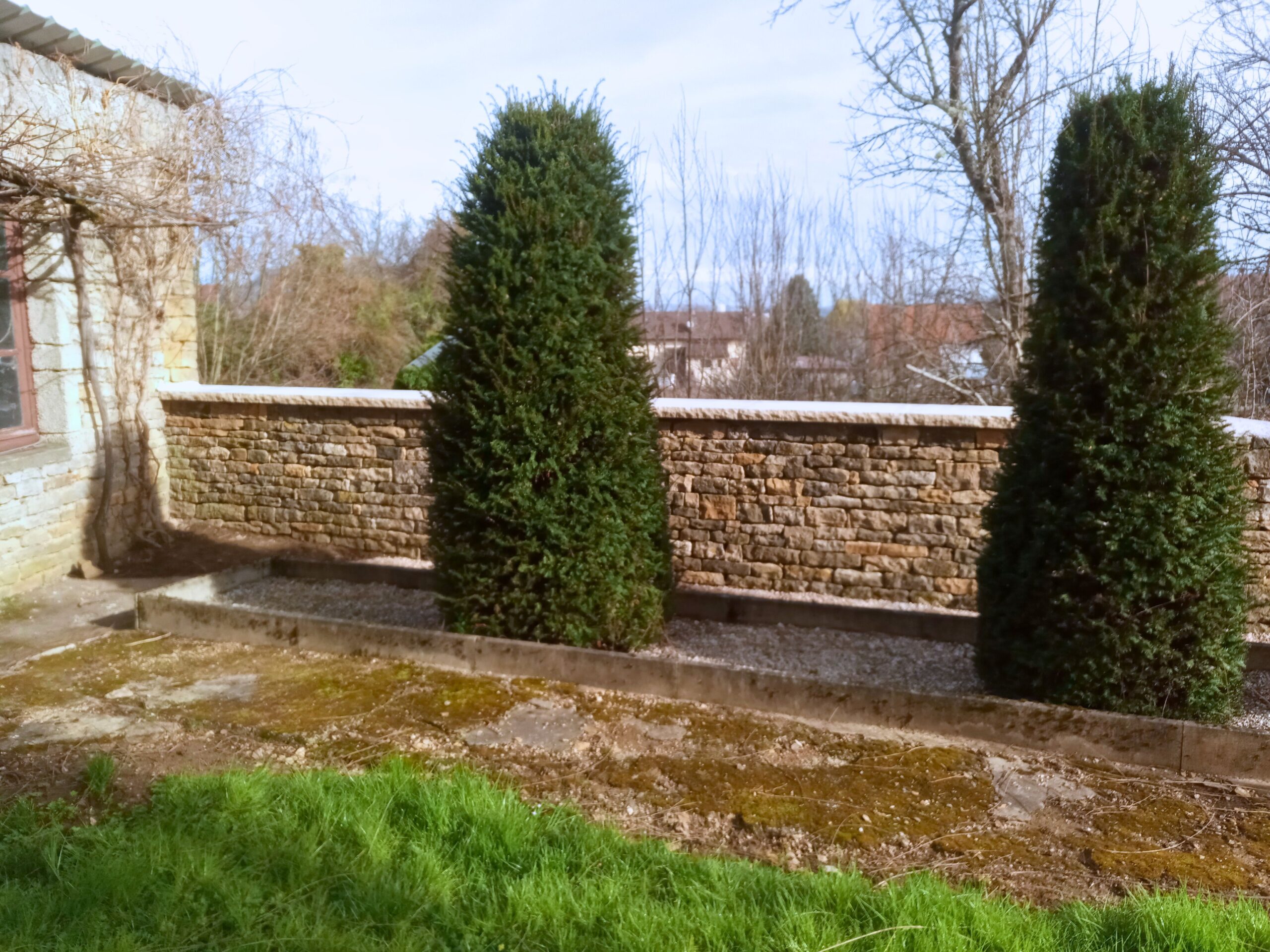 Mur en pierre réalisé pour une habitation située en Franche-Comté.