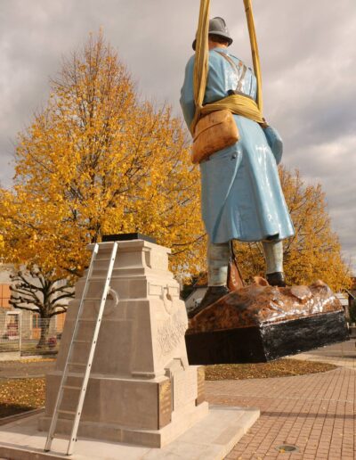 Monument aux morts - PUSEY - Pose de la stature commémorative par T2P