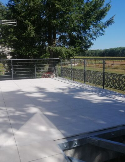 Terrasse en cours de rénovation par les maçons T2P